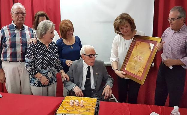 Reconocimiento a Manuel Archilla por su reciente centenario y su compromiso con los mayores