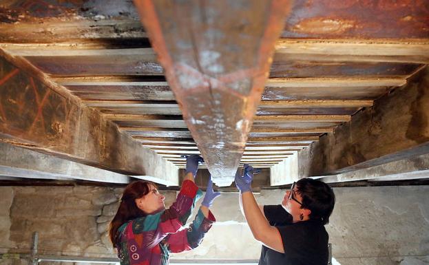 Recuperación por fases del alfarje que hay bajo el coro de San Lorenzo