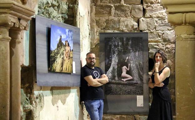 Tierra y piel se funden en la exposición fotográfica 'Génesis', que hace parada en San Lorenzo