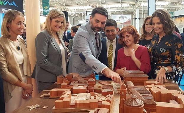 Una maqueta para conocer la monumentalidad de la plaza Vázquez de Molina a través del tacto