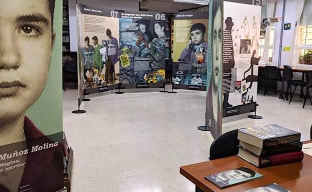 La exposición sobre Antonio Muñoz Molina comienza su recorrido por centros educativos