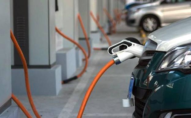 El IES Los Cerros organiza una caravana de coches eléctricos e híbridos entre Úbeda y Granada