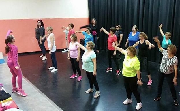 Talleres de zumba y bailes latinos en los barrios