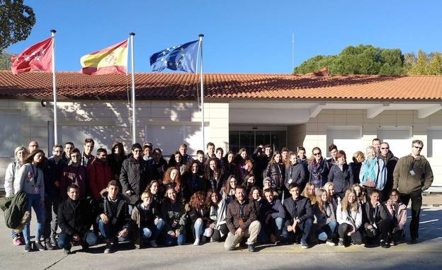 Alumnos de Los Cerros visitaron el Centro para el desarrollo de Automatismos y Robótica