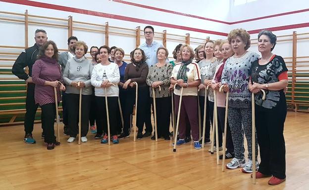 Karate con garrota para fomentar la práctica de ejercicio entre los mayores
