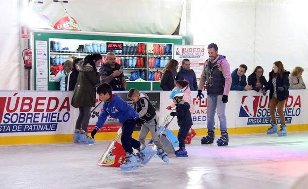 Buen ambiente en la pista de patinaje sobre hielo instalada en la carpa de la plaza de toros