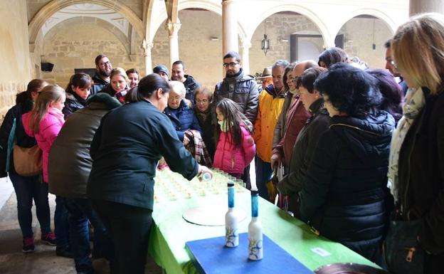 Una veintena de productores presentaron sus aceites premium en el Hospital de Santiago