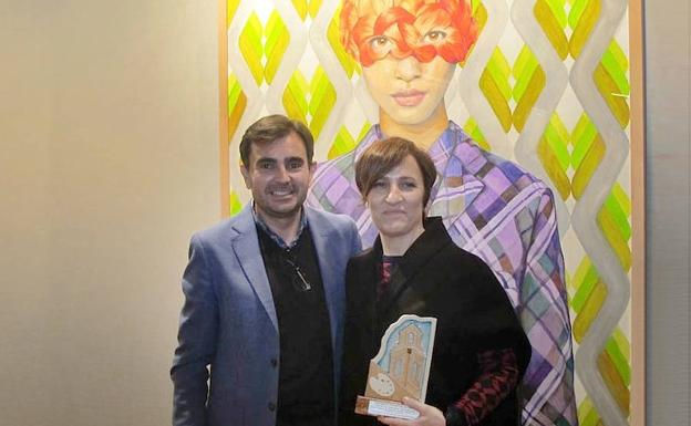 La ubetense Ángeles Agrela recibe el primer premio del certamen de pintura 'Emilio Ollero'