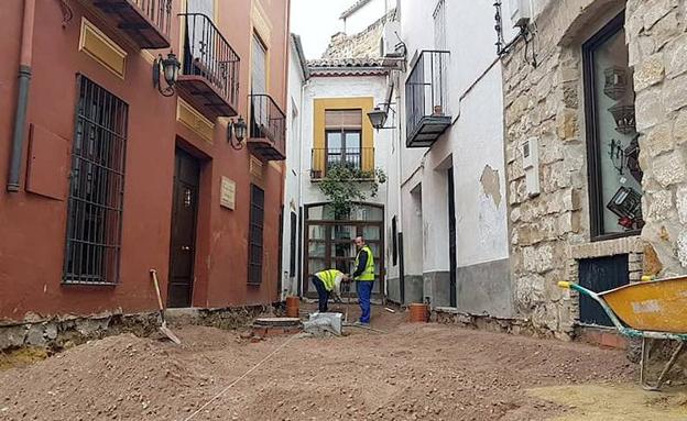 Mejora de la accesibilidad y la red de saneamiento en un callejón frente a la plaza del Marqués