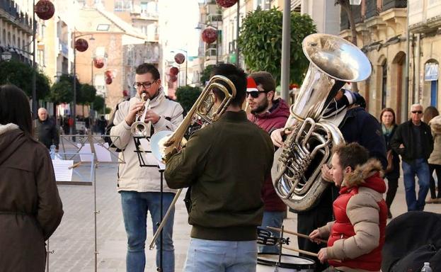 Música navideña en las calles comerciales para generar ambiente y animar las compras