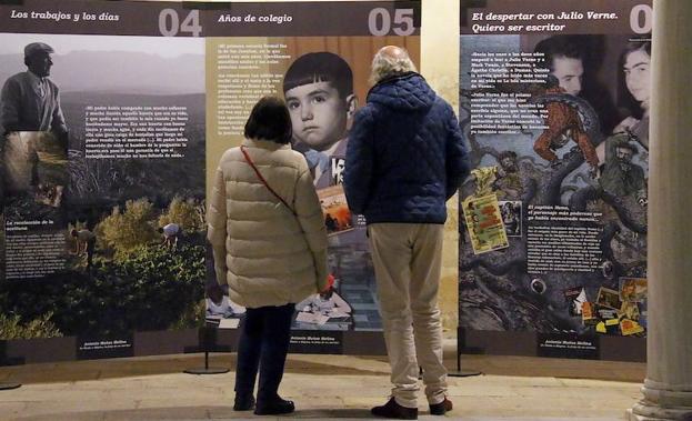 La exposición sobre Antonio Muñoz Molina llega al Hospital de Santiago