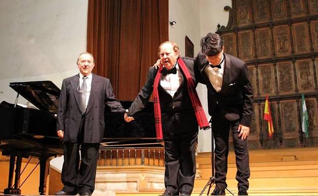 Dos tenores y un pianista sobre el escenario del auditorio del Hospital de Santiago