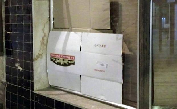 Detenido por destrozar seis vehículos, la vivienda de su pareja y un escaparate de Úbeda