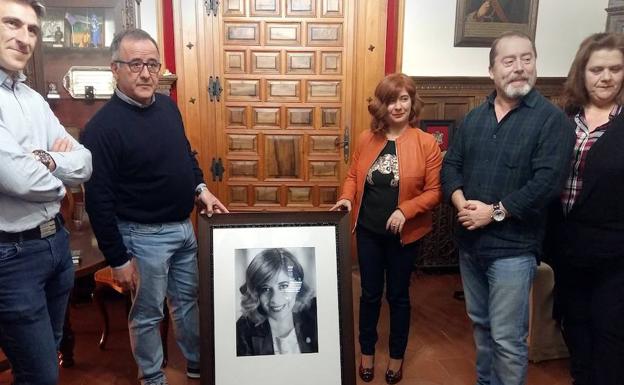 La Asociación Fotográfica de Úbeda entregó a la alcaldesa el tradicional retrato institucional