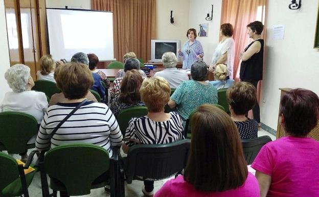 Los dos centros de salud de Úbeda imparten formación para las trabajadoras de ayuda a domicilio