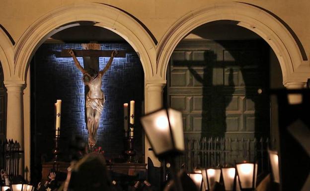 Juventud y oración en la noche del Martes Santo ubetense