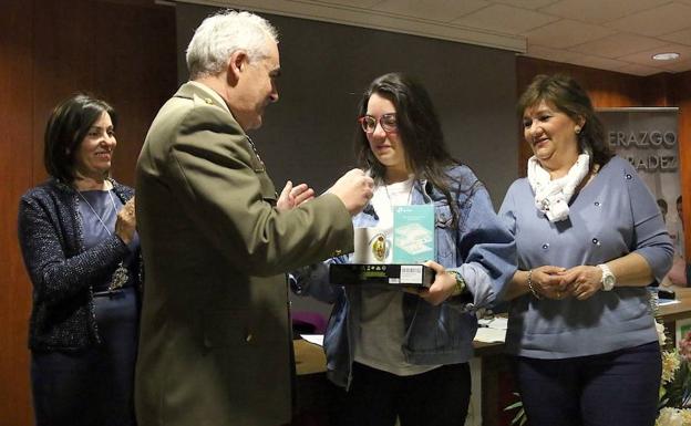 Una alumna de Safa Úbeda recibió el premio provincial del concurso 'Carta a un militar español'