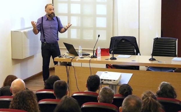 Clase magistral de Antonio Jesús Luna sobre artesanía, vanguardia y diseño
