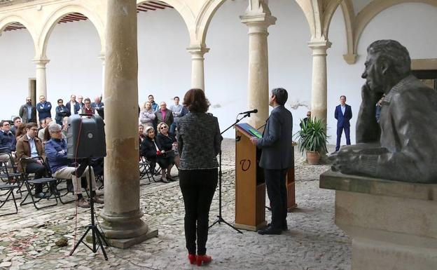 El equipo de gobierno recuerda al PP que se están perfilando actividades sobre Juan Pasquau