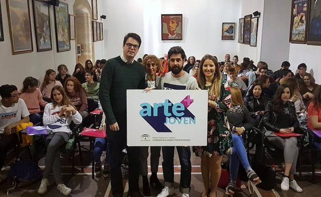 El modisto ubetense Moisés Nieto impartió una clase magistral a jóvenes creadores de Úbeda