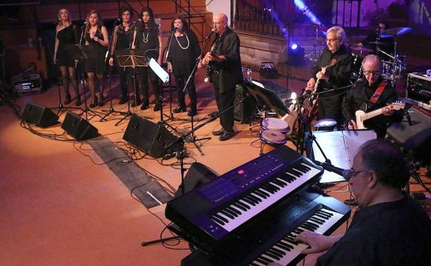 Concierto de los Blue Star y un buen número de amigos
