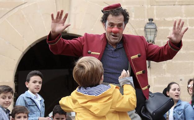 Ambiente circense en las calles y plazas de la ciudad Patrimonio de la Humanidad