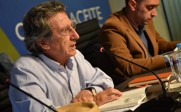 Ezequiel Martínez presentó su poemario en el centro Olivar y Aceite
