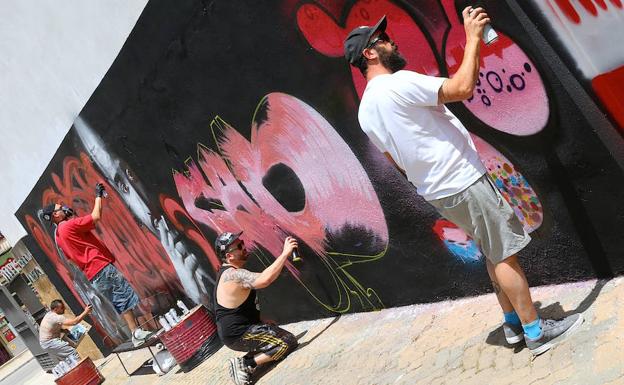 Ambiente de grafiteros y música en el parque Vandelvira