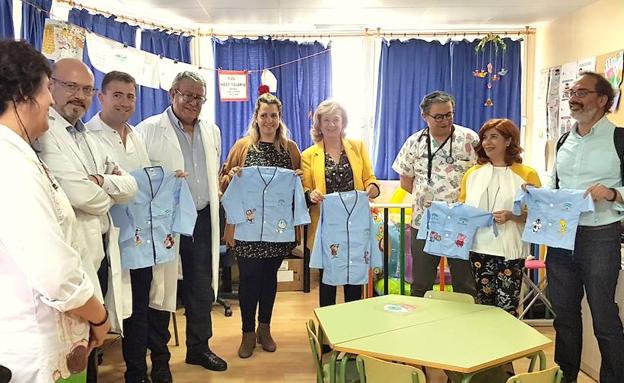 Personajes infantiles en los pijamas de los niños hospitalizados