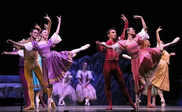El Ballet de Monterrey ofreció la versión completa de 'El lago de los cisnes'
