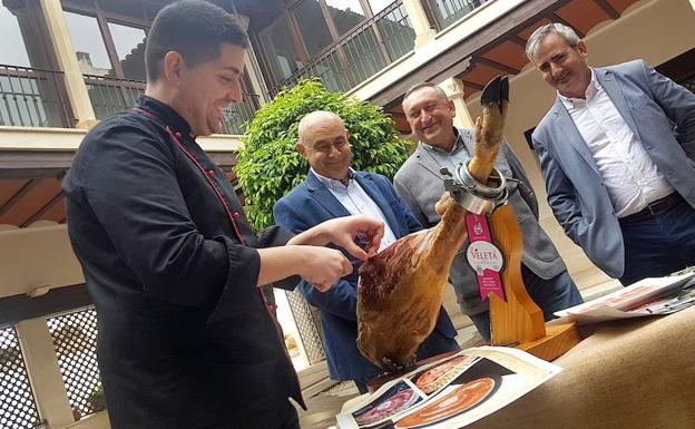 La plaza Vázquez de Molina acogerá un concurso nacional de cortadores de jamón