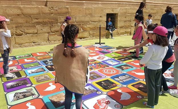 Juegos sobre la época renacentista en plena plaza Vázquez de Molina