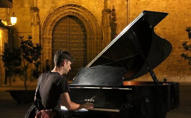 Música en las calles comerciales para animar las compras