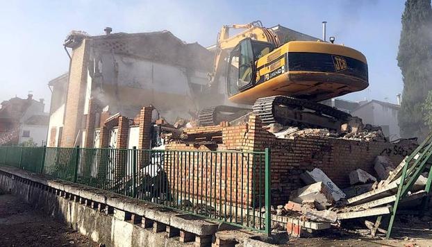 Comienza la demolición del antiguo colegio de la calle Virgen de América