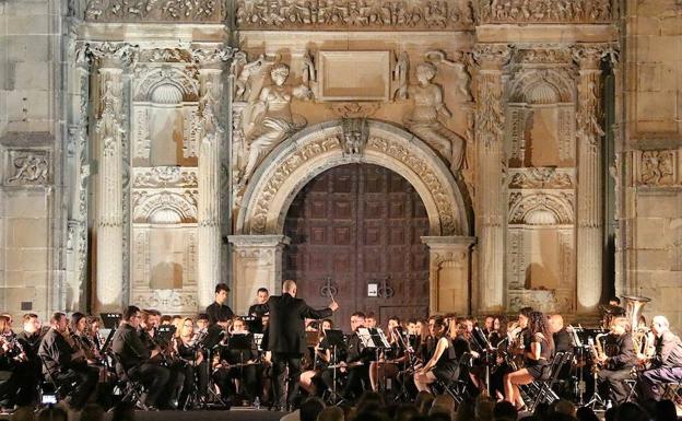 Festival de bandas ante la fachada de la Sacra Capilla de El Salvador