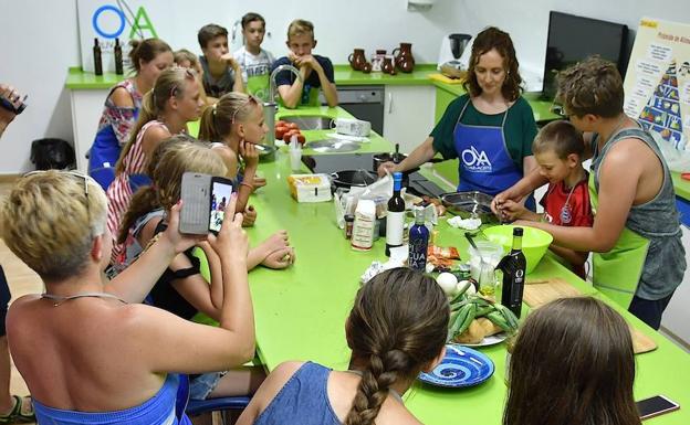Estudiantes polacos participaron en un taller de cocina en torno al aceite de oliva virgen extra