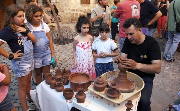 Los artesanos abandonaron sus talleres por una noche y sacaron su arte a la calle