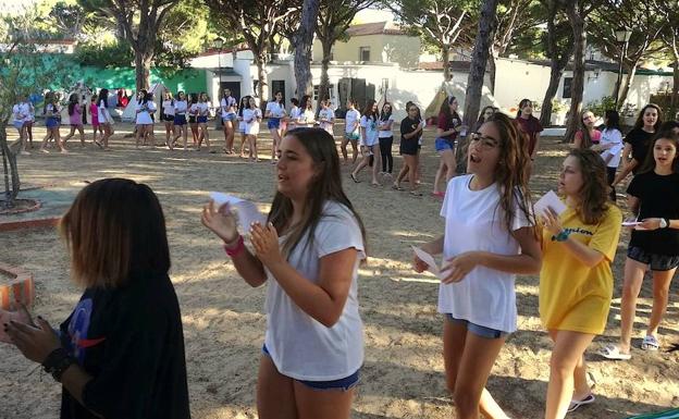 Arrancan los tradicionales campamentos ubetenses en la playa gaditana de La Barrosa