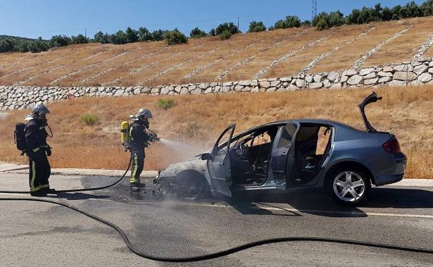 Incendio de un vehículo en el tramo de autovía entre Úbeda y Linares
