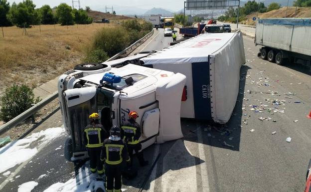 Reabren al tráfico la A-316 sentido Úbeda que quedó cortada por el vuelco de un camión a la altura de Jaén