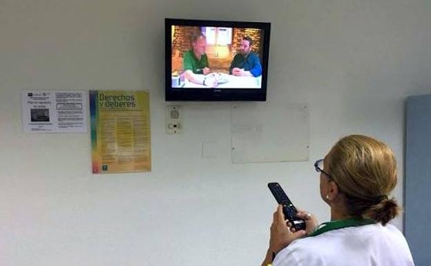 El hospital de Úbeda cuenta desde esta semana con servicio de televisión gratuito para sus pacientes