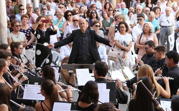 Concierto de la Agrupación Musical Ubetense y reconocimiento a su director