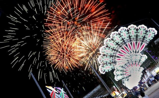 Fuegos artificiales para despedir la feria