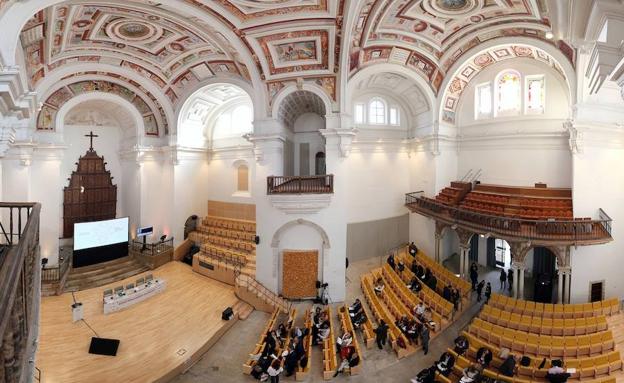 Nuevo aspecto del auditorio del Hospital de Santiago tras su remodelación