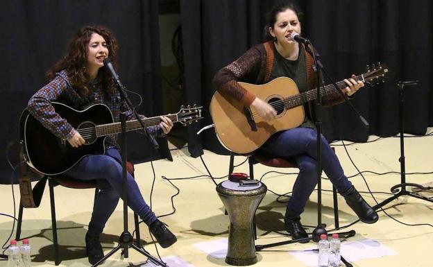 Concierto del dúo Duende de Gaia para alumnos del instituto Los Cerros
