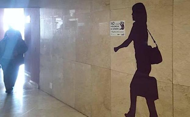 Siluetas que recuerdan en distintos puntos de la ciudad a las fallecidas por violencia machista