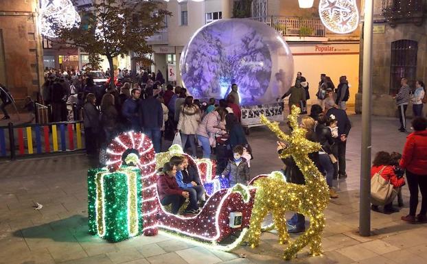 El ambiente navideño ya brilla por las calles de la ciudad