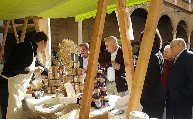 El patio del Hospital de Santiago acoge un mercado de productos ecológicos