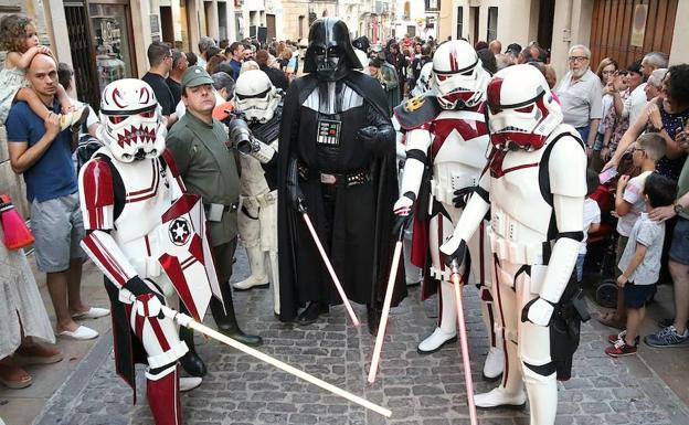 Juegos, baile y una visita al hospital durante el 'Star Wars Day'