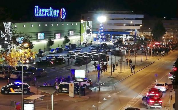 Una falsa amenaza de bomba obliga a desalojar el centro comercial Carrefour Úbeda